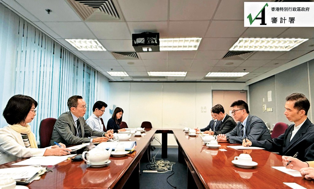 審計署帳目審計科與物流署署長陳嘉信等人員會面，就「政府採購樽裝飲用水的招標過程」展開審核工作。