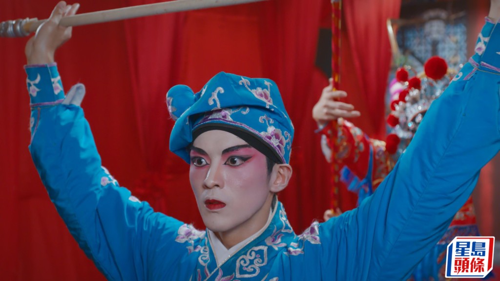 阮浩棕在劇中演劇團內的文武生，事前特意上堂學習粵劇基本功。