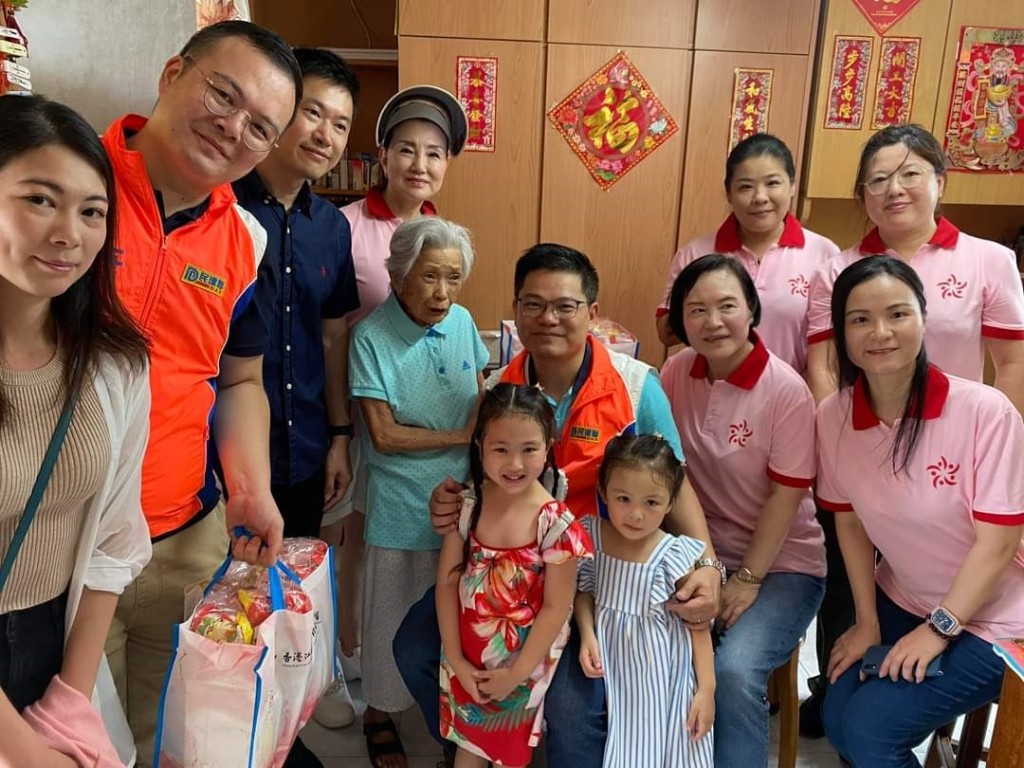 蕭煒忠一家與義工朋友，向華富邨居民送上端午節祝福。