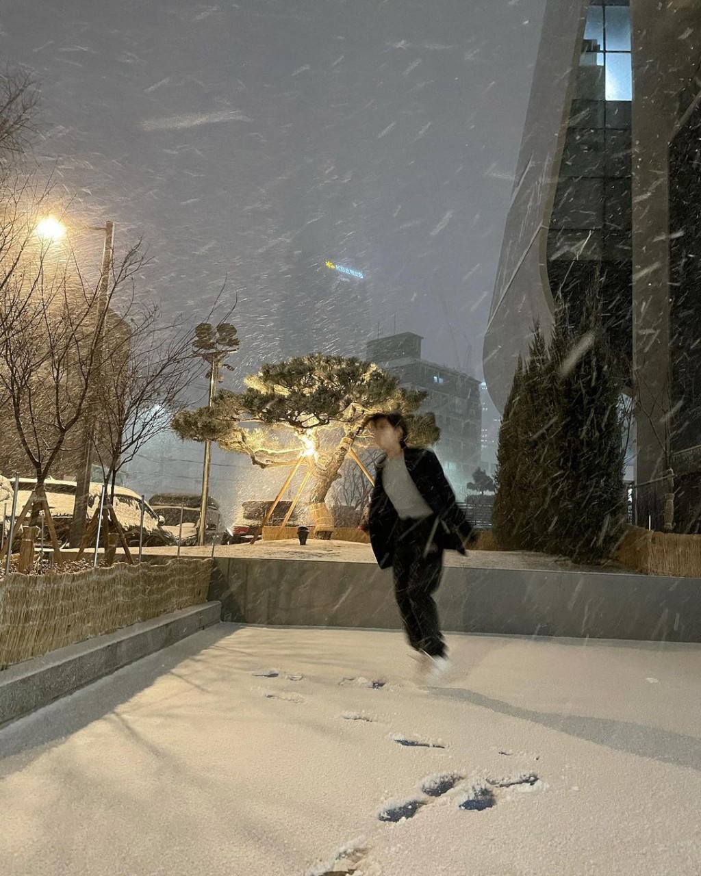 女团BLACKPINK成员Jennie见到落雪开心到弹吓弹吓，好反差。