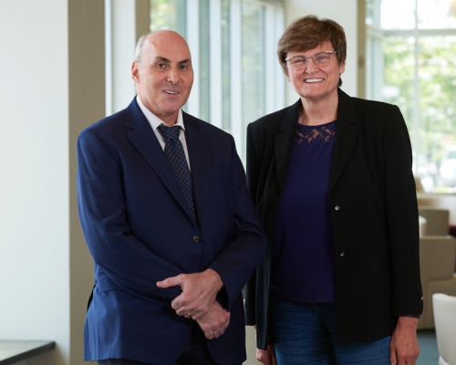 韋斯曼（左）以及卡里科（右）成為諾貝爾醫學獎大熱。賓夕凡尼亞大學圖片