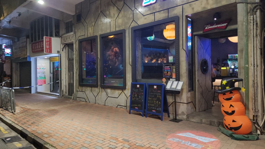 荃灣一間酒店發生傷人案,一名男子受傷送院。黎志偉攝 荃灣一間酒店發生傷人案,一名男子受傷送院。黎志偉攝