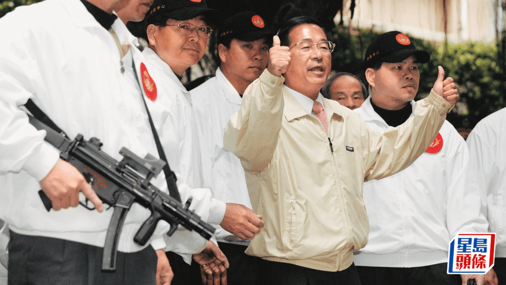 2004年大選當天，陳水扁投票舉起雙手大拇指。 星島資料圖