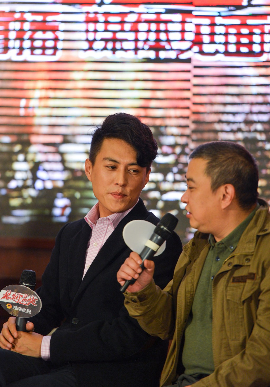 靳东参演抗战电视剧《狼烟遍地》，与导演李云亮（右）一起出席首映礼。 新华社