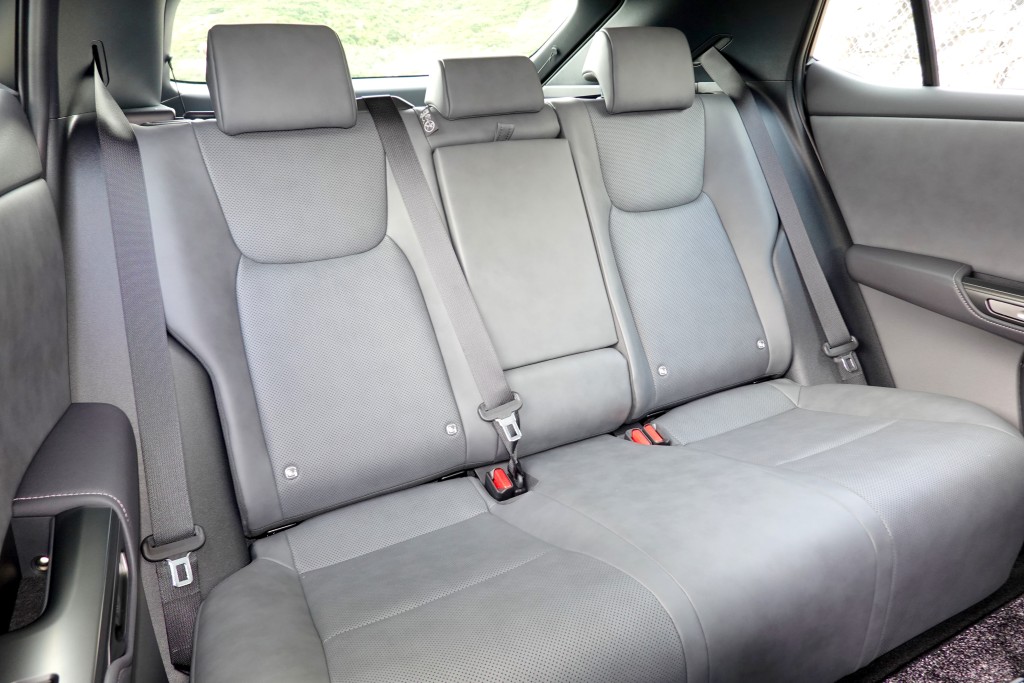 凌志RZ300e Luxury纯电动SUV后排空间寛敞，后座椅背可作3/7式独立收摺