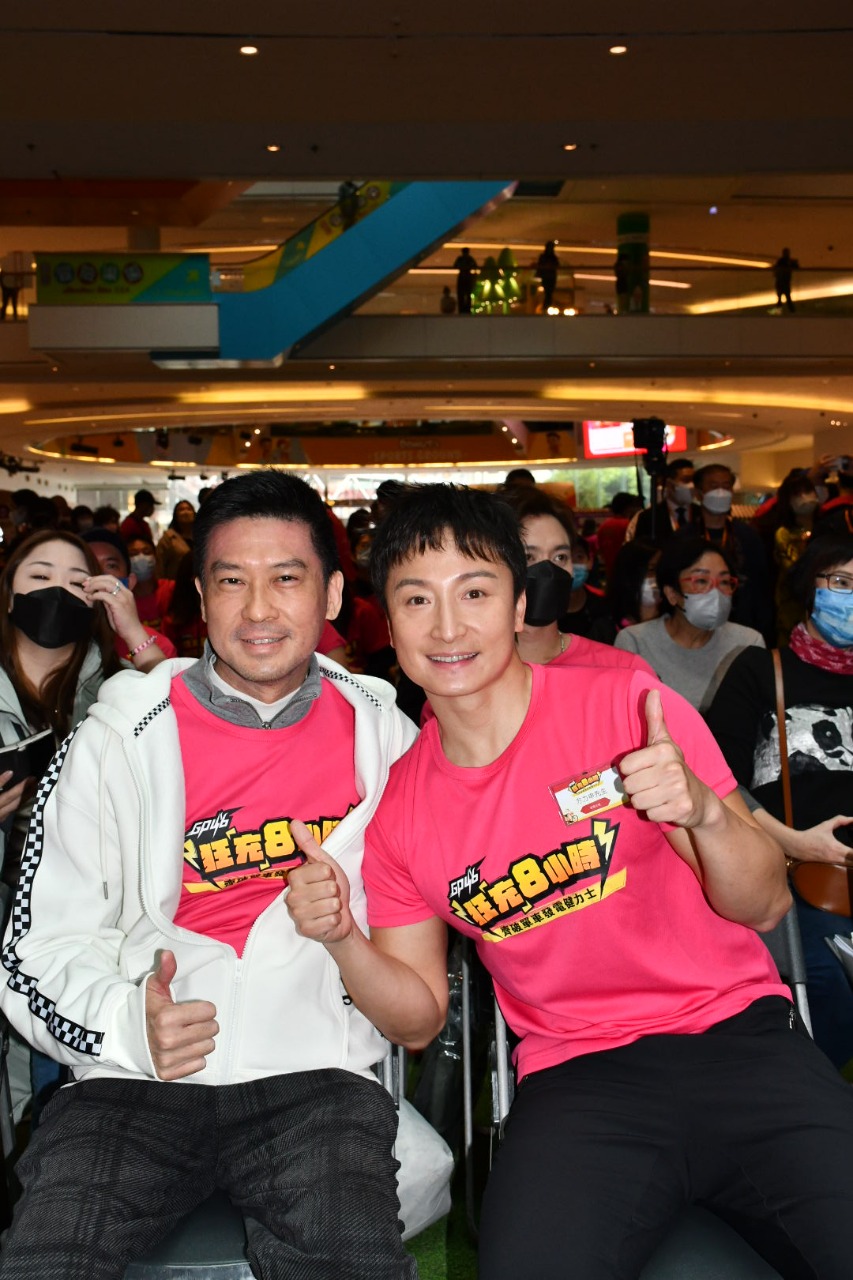 方力申（小方）和张佳添一起到荃湾出席GP46《狂「充」8小时，单车发电齐破健力士》活动。