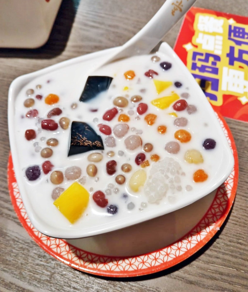 海上世界汇港购物中心二期商场B1层美食广场内的凉茶铺和糖水铺（二）。