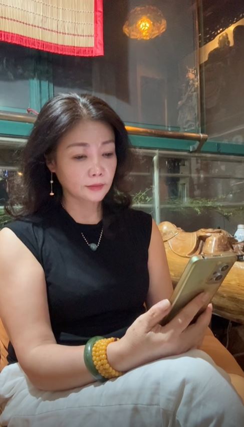唐蔚華近年每日也開直播，尋找被拐走的兒子王磊。抖音