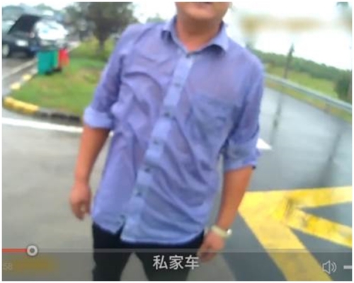 男子無奈下向警員求助。片段截圖