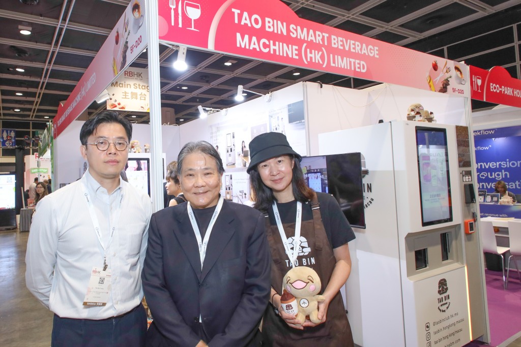 Tao Bin Smart Beverage Machine (HK) Limited的Canice, Tammy 與Stanley解釋,公司展出的智慧飲料機除了可以組合逾200款飲品,更配備實時監察銷量及庫存系統。 Tao Bin Smart Beverage Machine (HK) Limited的Canice, Tammy 與Stanley解釋,公司展出的智慧飲料機除了可以組合逾200款飲品,更配備實時監察銷量及庫存系統。