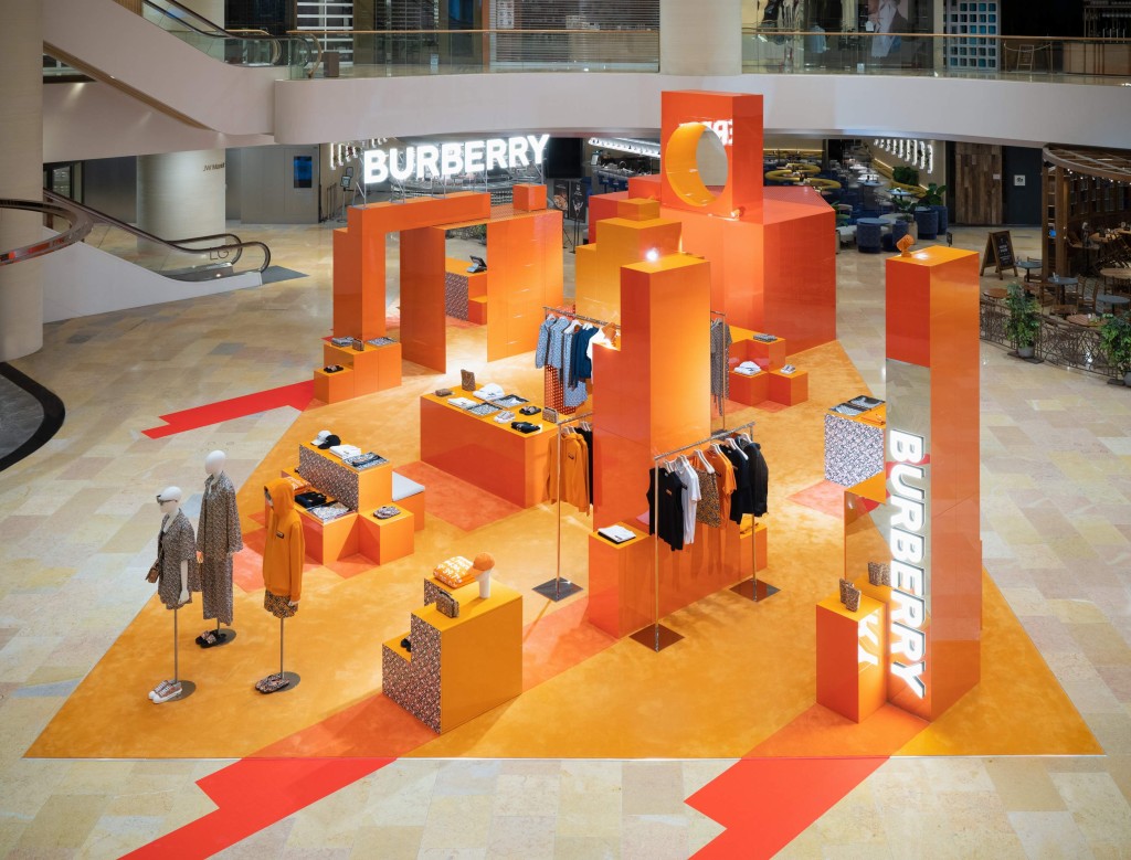 Burberry由即日至6月15日(三)於金鐘太古廣場,開設以橙色為主的期間限定店,展出創意總監Riccardo Tisci設計的第四個TB Summer Monogram系列。