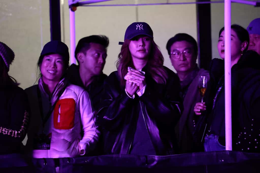 天氣寒冷，徐子淇一邊欣賞演唱會，一邊用暖包搓手。