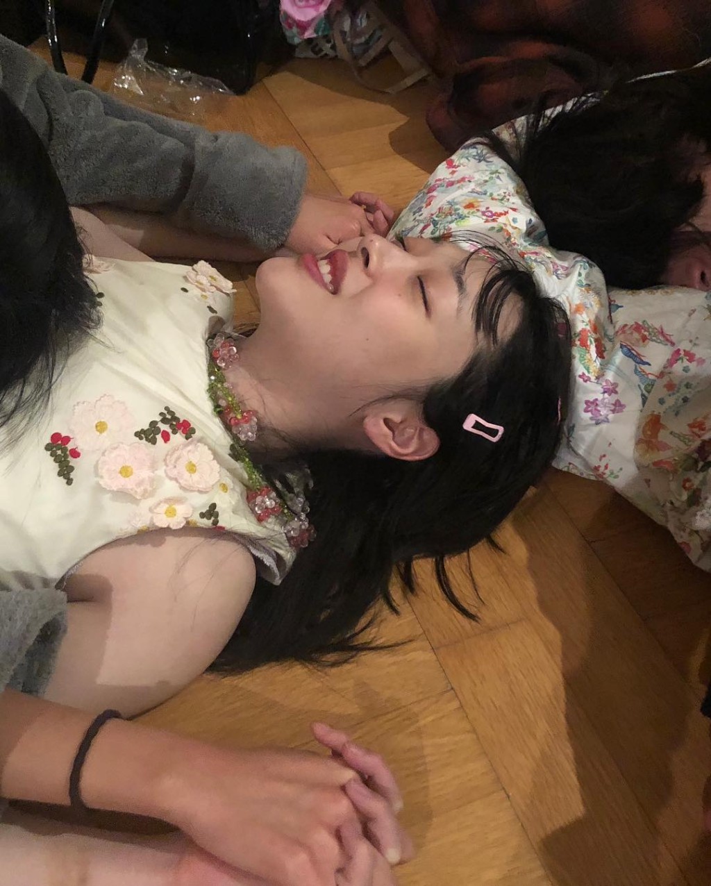 任憑友人趴在胸部上。網圖