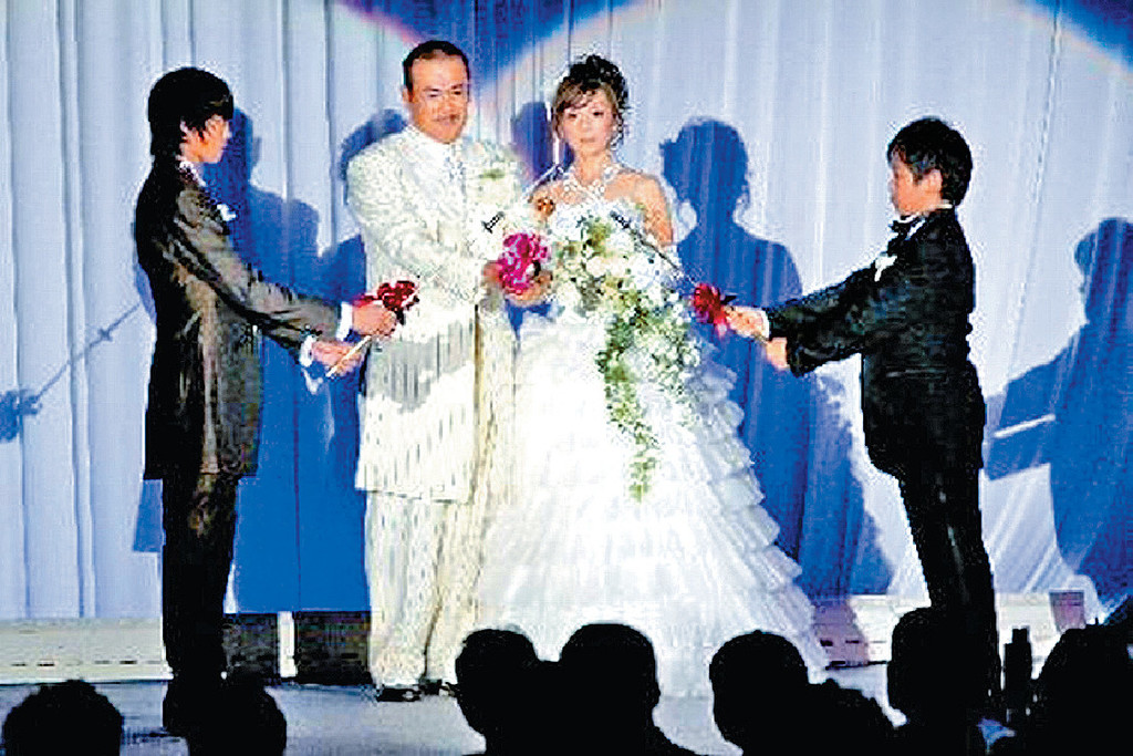 ■千葉真一在2010年與第二任太太補擺婚宴及慶祝加入演藝界50周年。