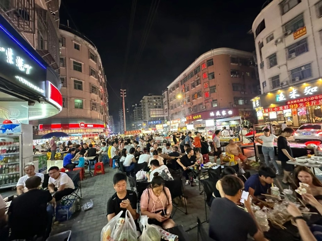 中山夜游必去2024｜7. 坦洲十四村夜市美食街 夜市美食街位于民居区，四周都是街坊小店，入夜后灯火通明（图片来源：小红书@黎想想）