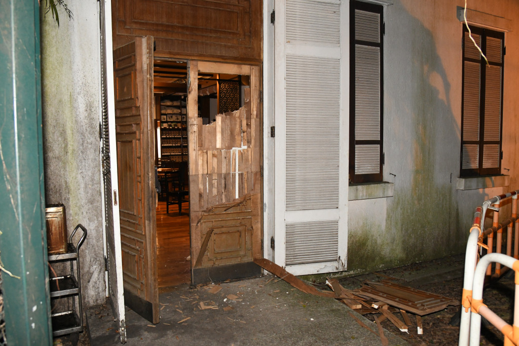 贼人击毁茶艺馆的木门潜入爆窃。资料图片