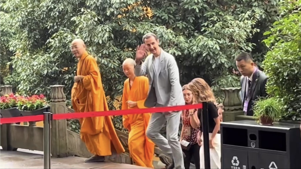 敍利亞總統巴沙爾在杭州靈隱寺向群眾揮手。 微博