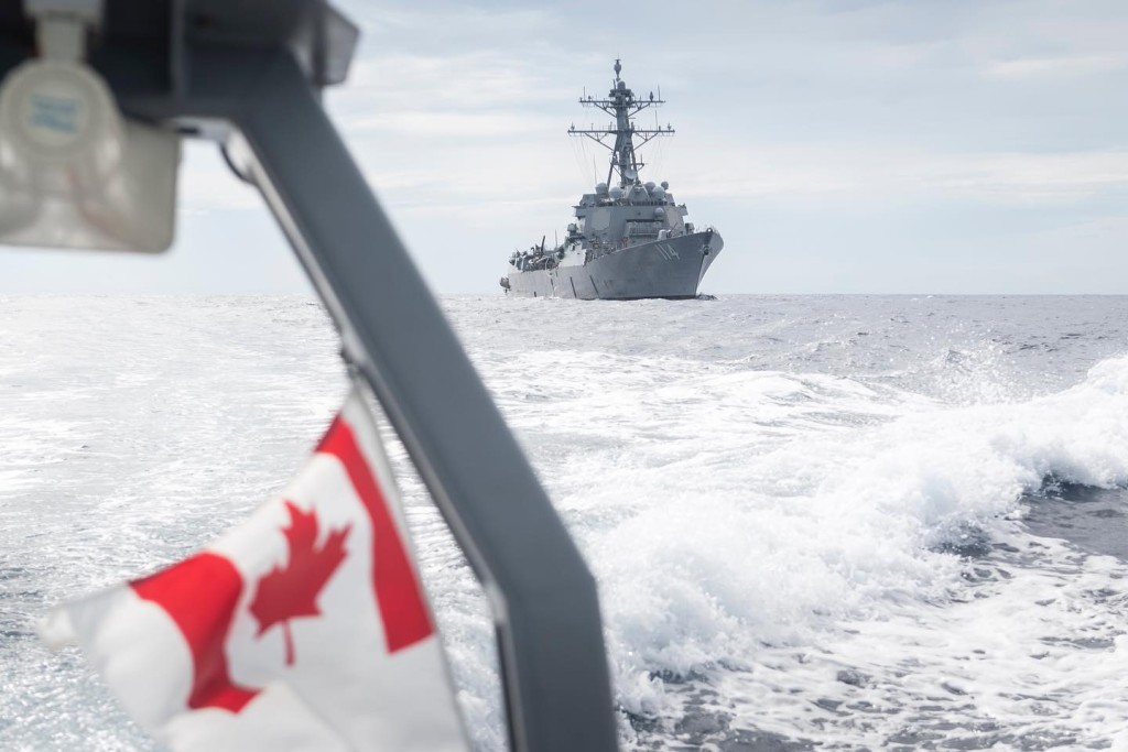 「约翰逊号」驱逐舰（远)和加拿大「渥太华号」护卫舰于9日过航台湾海峡。FB@HMCS Ottawa