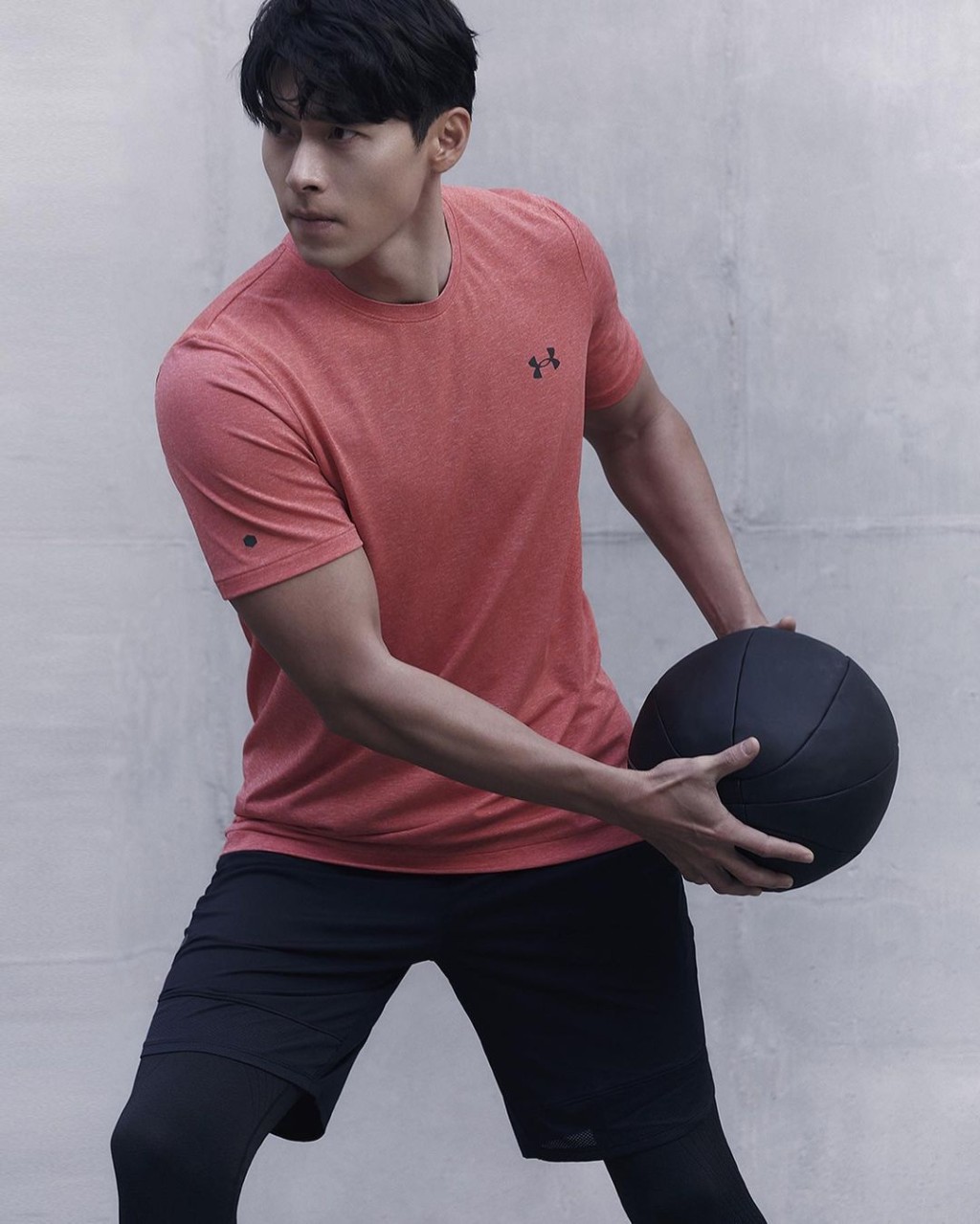 睇吓個手瓜。（來源：GQ KOREA）