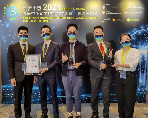 創冷科技代表朱毅豪（中）華港龍生物科技代表伍子龍（右二）與團隊成員分別奪得冠軍及季軍。城大圖片