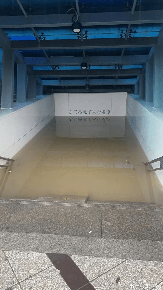 深圳東門有行人隧道被水淹沒。