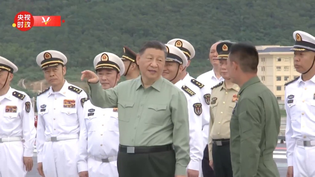 習近平登上福建艦視察。央視截圖 習近平登上福建艦視察。央視截圖