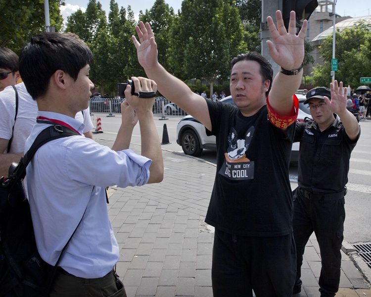 記者拍攝時受到阻擋。AP