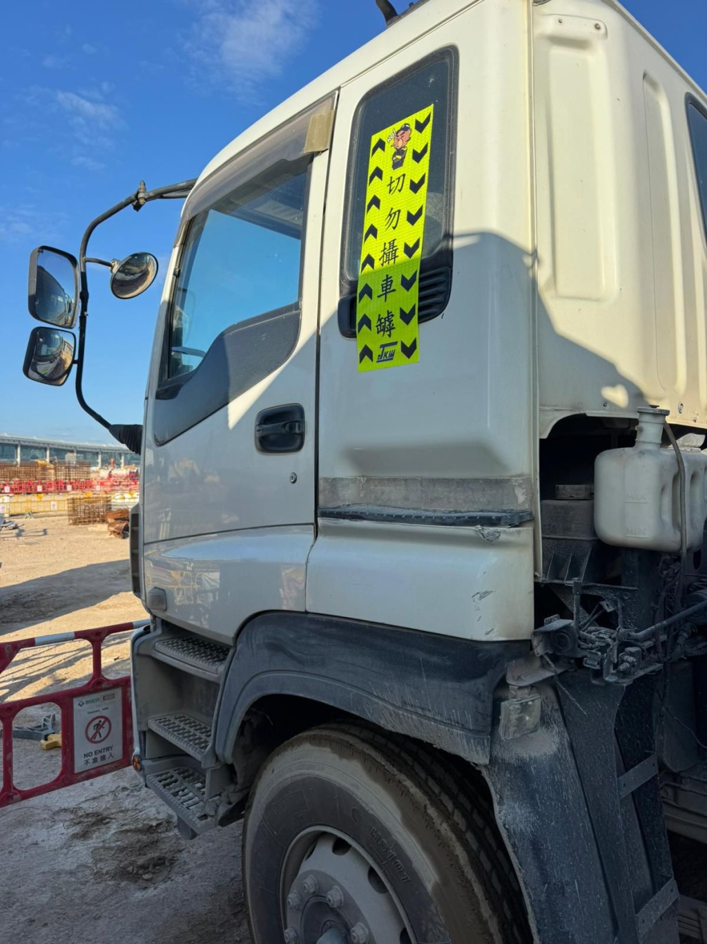 西九交通部設計多款行車證靜電貼及道路安全貼紙,並與貨運與客運業界合作,張貼於車身及乘客可見的位置。 西九交通部設計多款行車證靜電貼及道路安全貼紙,並與貨運與客運業界合作,張貼於車身及乘客可見的位置。