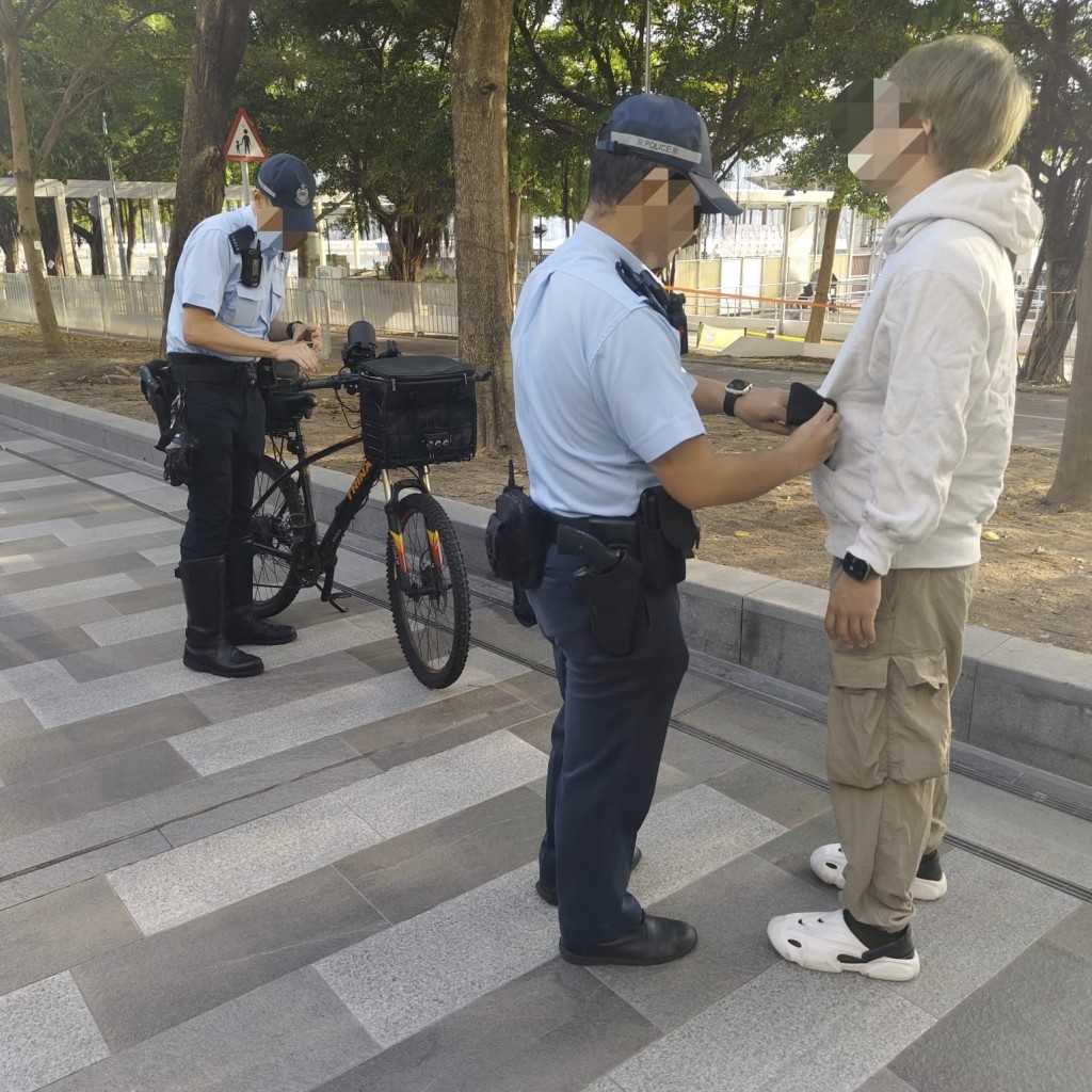 行動中,人員拘捕5名本地男子與3名非華裔男子(17至70歲)。警方圖片 行動中,人員拘捕5名本地男子與3名非華裔男子(17至70歲)。警方圖片