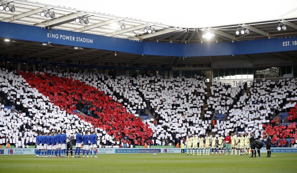 為紀念第一次世界大戰陣亡的士兵及死難者，全場球迷砌出虞美人花圖案，雙方員賽前亦進行默哀儀式。REUTERS