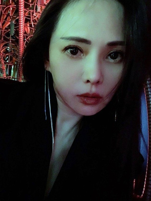 伊能静虽已年过半百，但仍喜爱夜蒲。