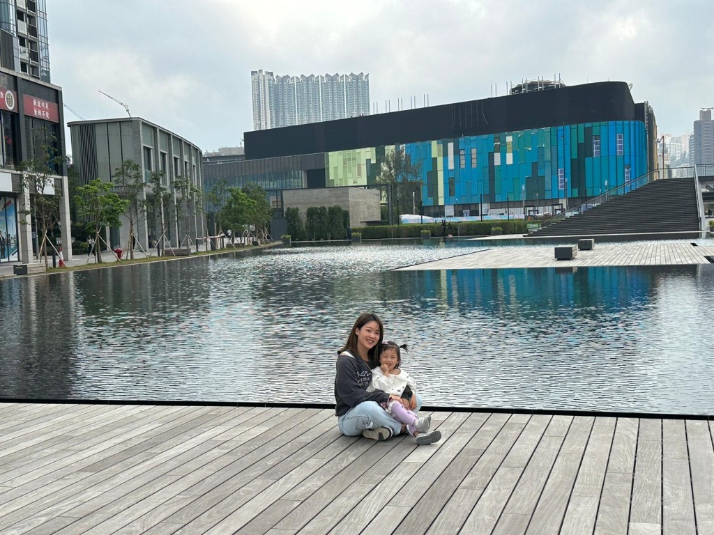 海濱公園的設計也花心 思，如這條彩虹隧道，日間 有陽光照射時便會把地面映 照成七彩顏色。（圖片來源：《親子王》）