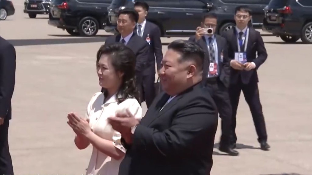 習近平乘坐專機抵達北韓平壤，金正恩伉儷在機場迎接。央視截圖