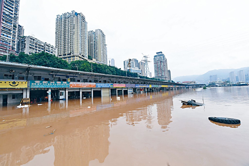 ■長江洪峰昨日通過重慶主城區，沿江地區被淹。