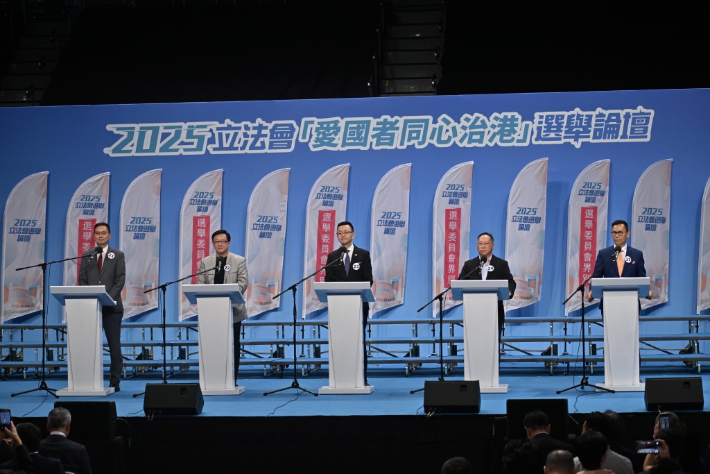 左至右:21號李鎮強、22號何君堯、23號馮英倫、24號林筱魯、25號陳恒鑌 左至右:21號李鎮強、22號何君堯、23號馮英倫、24號林筱魯、25號陳恒鑌