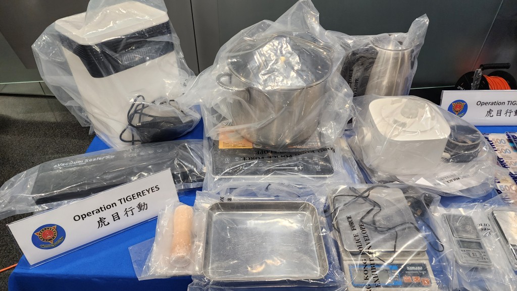 行動中，警方檢獲約4.1公斤可卡因、製毒工具、賭博工具、價值33萬元籌碼等大量犯罪證物。