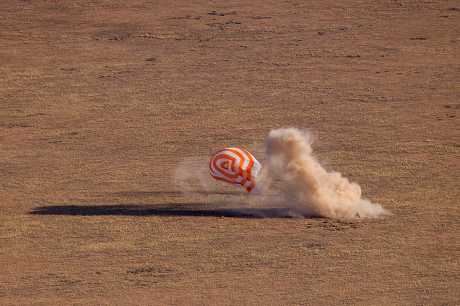 載着3名太空人的聯盟號太空艙降落在哈薩克熱茲卡茲甘附近的偏遠地區。路透社