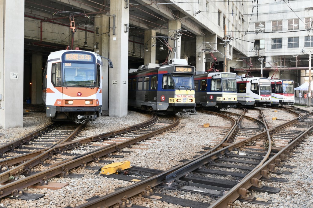 港鐵首次展出第一期復刻主題輕鐵至第五期輕鐵車輛。盧江球攝