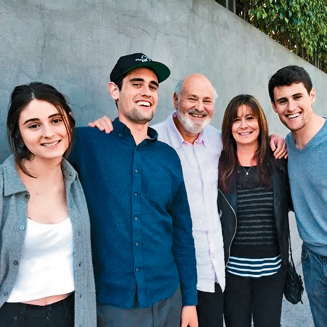 洛連納與太太Michele被指於上周六，與兒子Nick（左二）在派對上爭執。