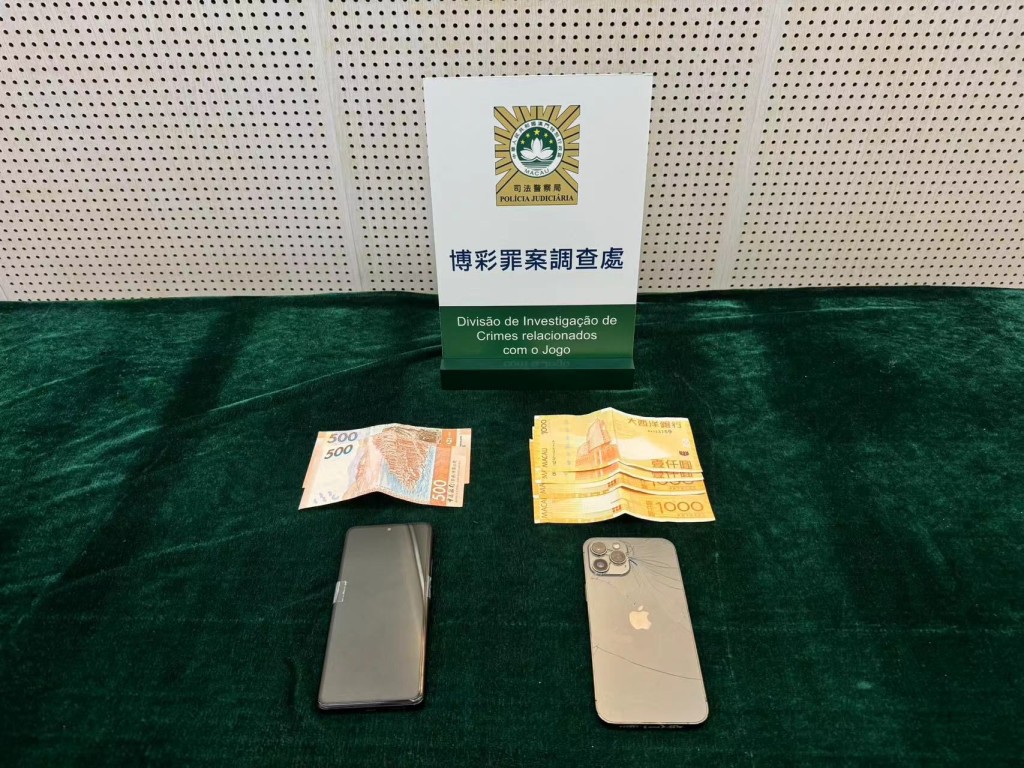 澳门司警拘捕两男，并展示所得证物。