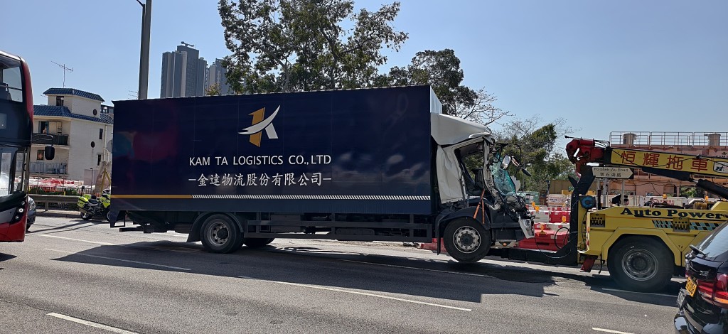 肇事貨車被拖走。