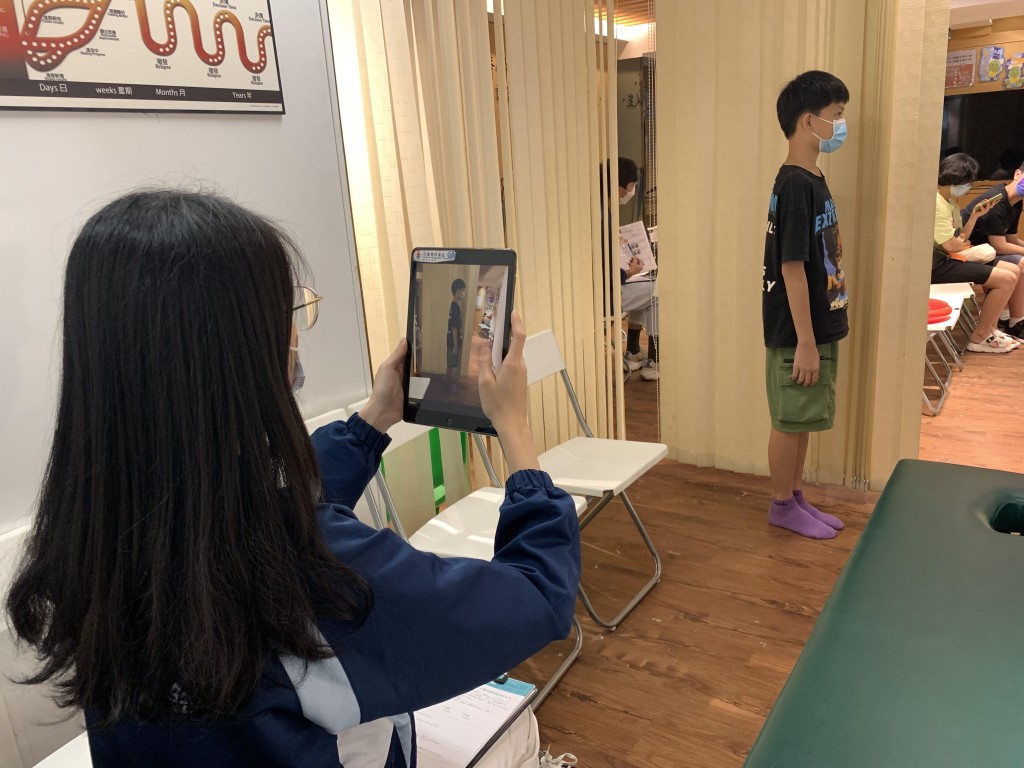 兒童脊科基金設有應用程式,家長可以透過程式初步了解孩子是否有脊骨問題。 兒童脊科基金設有應用程式,家長可以透過程式初步了解孩子是否有脊骨問題。