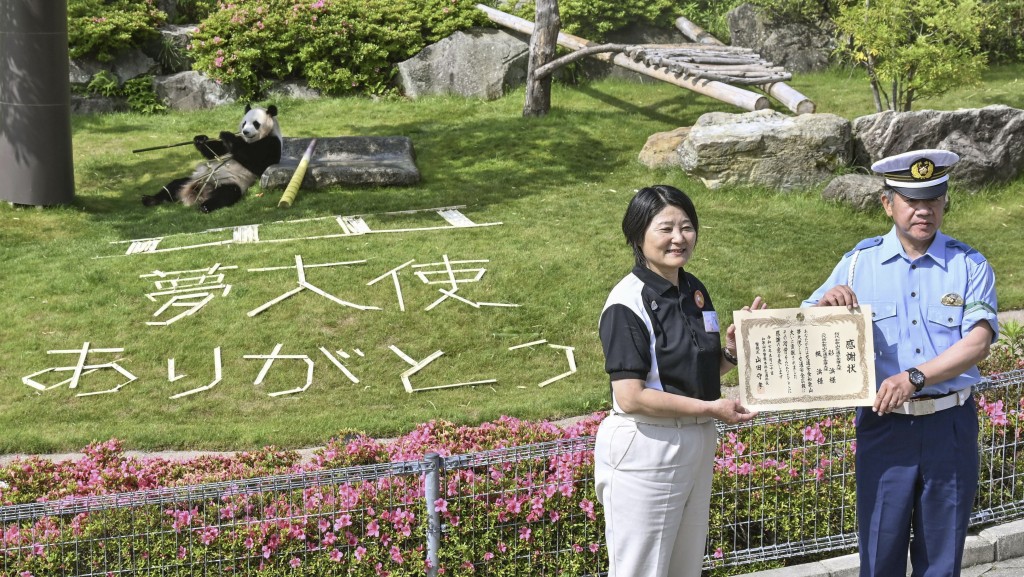 和歌山冒險大世界副園長中尾建子代「楓濱」接收感謝狀。 路透社