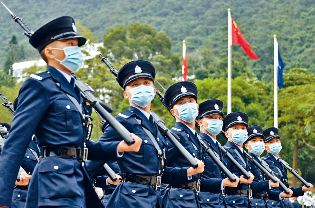 ■雄赳赳的男警務人員。