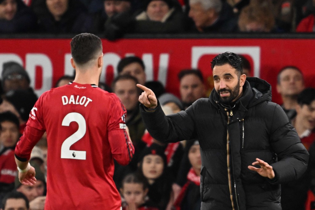 上場對般尼茅夫，左翼衛達洛治的位置較往常靠後。法新社