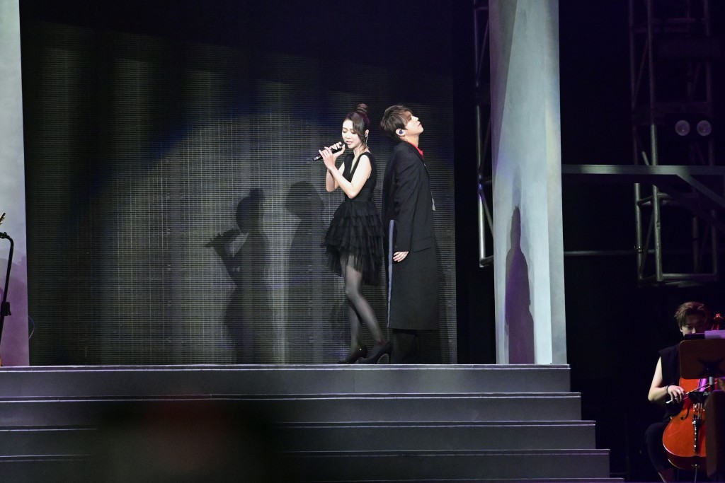 姜濤與薛凱琪合唱容祖兒歌曲《牆紙》。