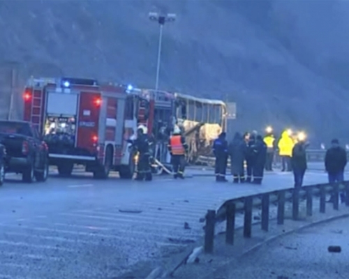 保加利亞一輪巴士起火，釀成最少45人死亡包括12名兒童。AP圖片