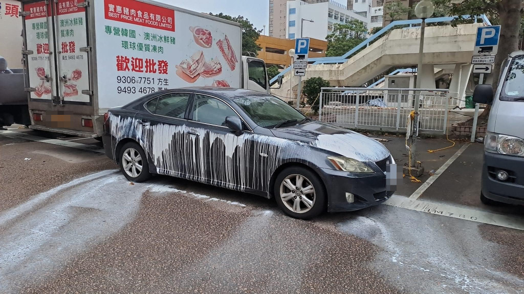 有網民發相指大埔廣福邨廣祐樓外，發現有私家車被「漂白」。