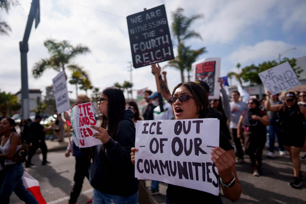 加州示威者要求ICE人員滾蛋。法新社