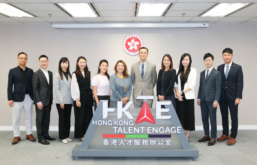 （左起）香港喜來登酒店學習與發展經理陳天樂、香港喜來登酒店人力資源總監甘文輝、香港瑰麗酒店培訓及發展總監衛健雯、香港尖沙咀凱悅酒店人力資源總監黎詠雯、香港賽馬會會員營運支援及效益管理執行經理彭雅琪、香港賽馬會人才招聘高級經理李天麗、人才辦總監陳海勁、香港麗思卡爾頓酒店及香港W酒店人力資源總監劉緻凝、香港麗思卡爾頓酒店及香港W酒店學習及發展經理黃詠筠、港島香格里拉代表 - 香格里拉集團人力管理總監（香港）潘鈞豪、香格里拉集團學習與發展總監（香港）劉國誠。